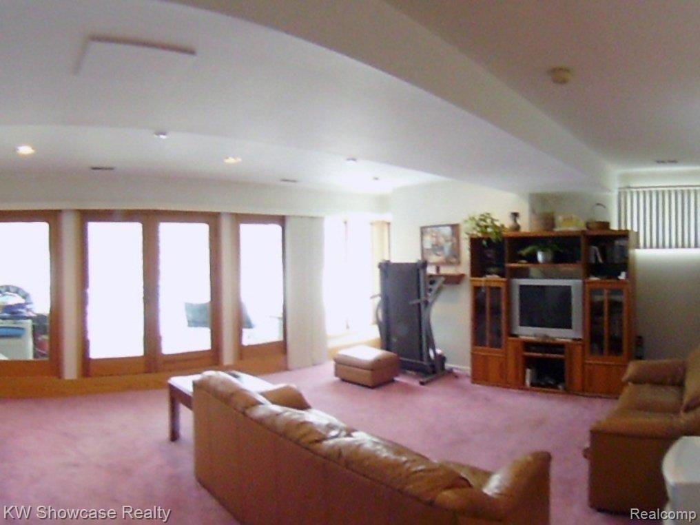 1977 Ridge Road White Lake, MI 48383 - Photo 11 of 14 FAMILY ROOM