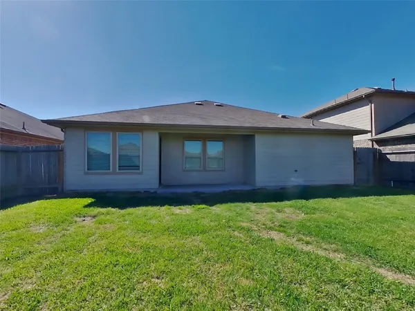 a view of front of a house with a yard