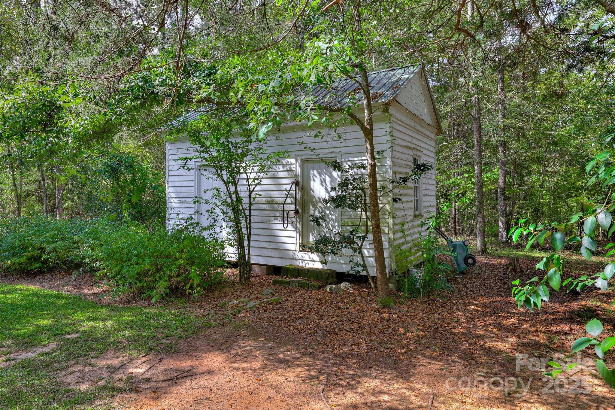 621 Meeting Street Road Edgefield, SC 29824 - Photo 38 of 40 a view of a house with a tree