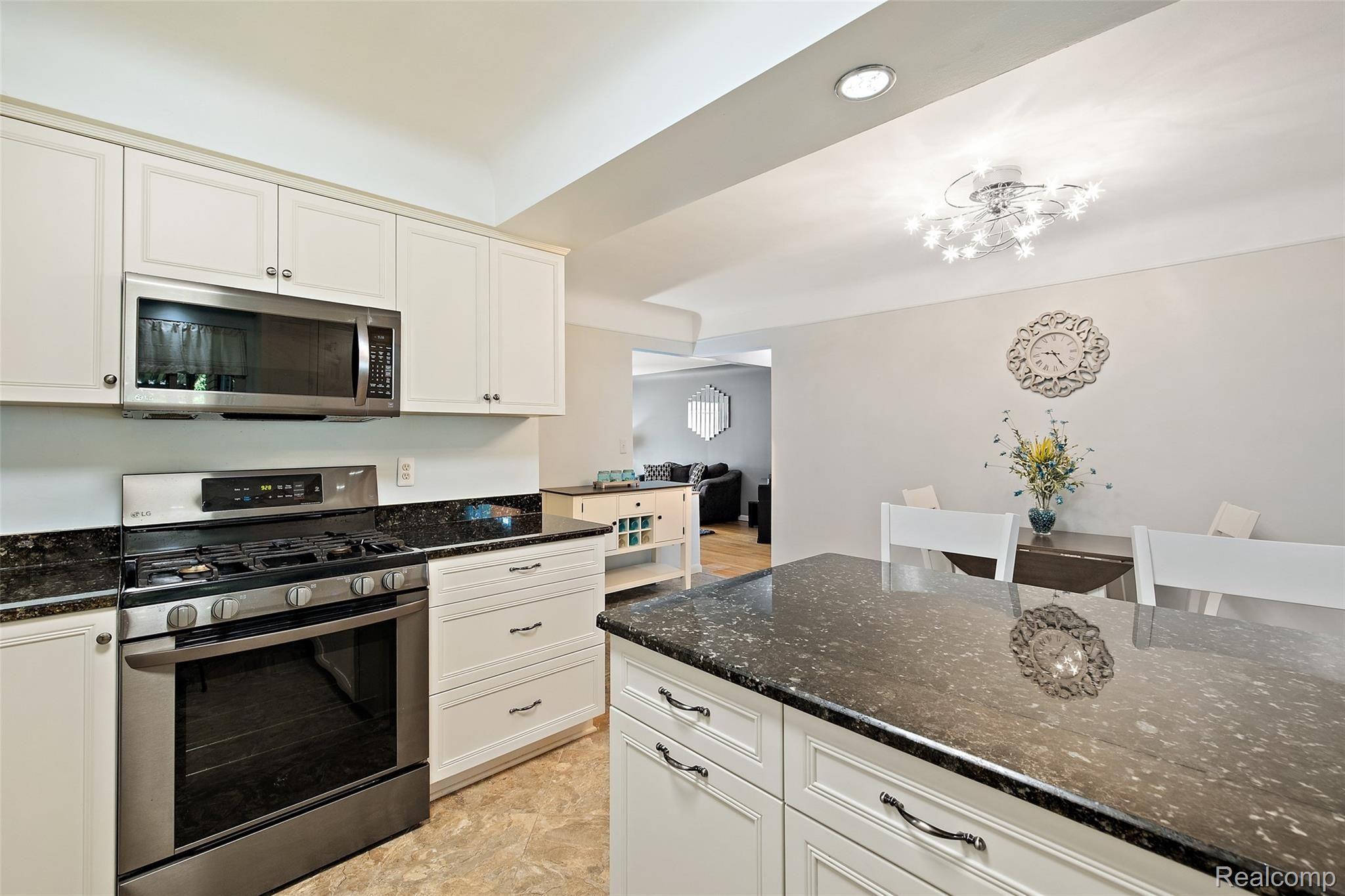 29357 Ridgefield Avenue Warren, MI 48088 - Photo 16 of 49 29537 Ridgefield-31.jpg