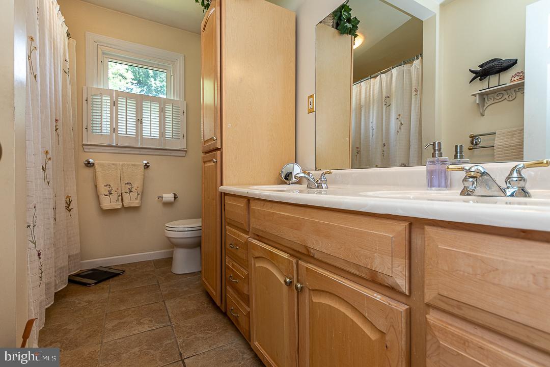 737 Whitebriar Road Hockessin, DE 19707 - Photo 16 of 25 Full Bath with Whirlpool Tub
