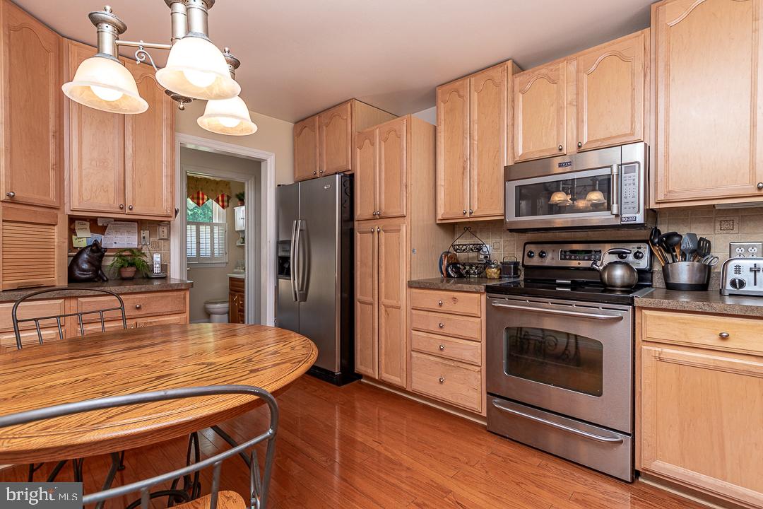 737 Whitebriar Road Hockessin, DE 19707 - Photo 4 of 25 Kitchen - Lots of Pretty 42" Maple Cabinets
