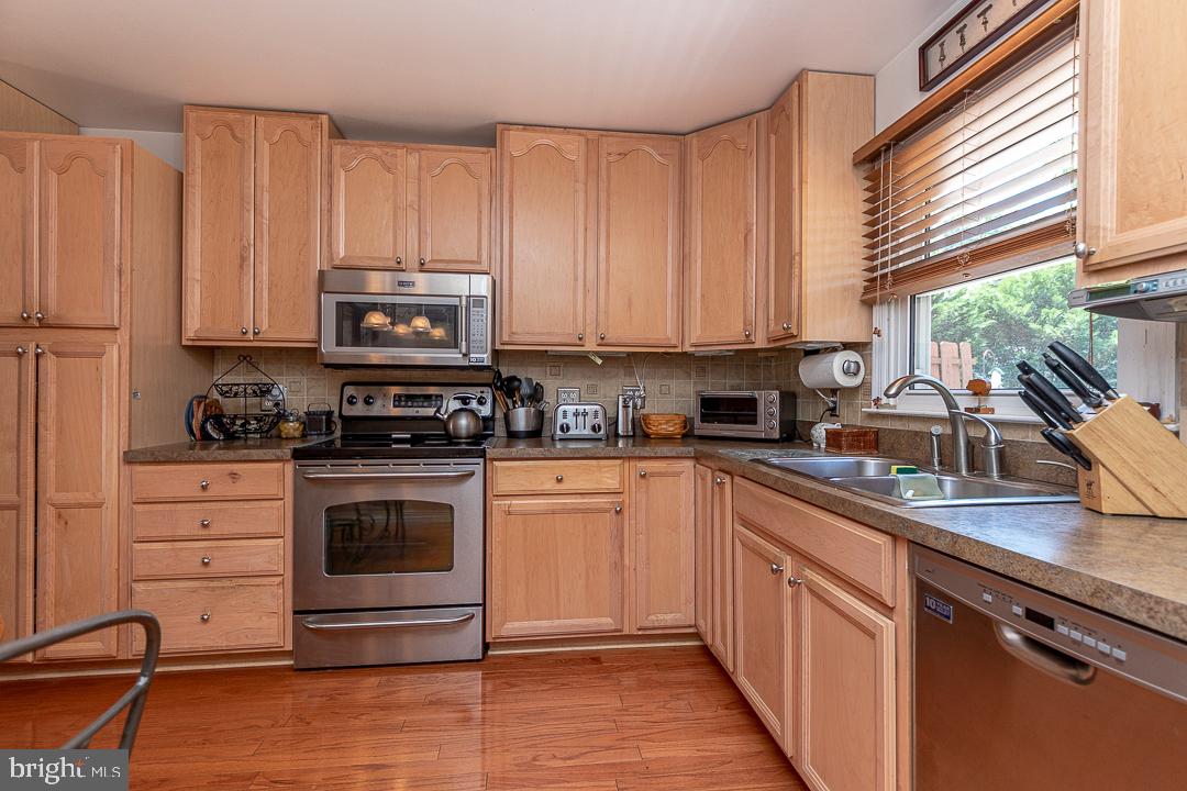 737 Whitebriar Road Hockessin, DE 19707 - Photo 5 of 25 Updated Stainless Steel Appliances