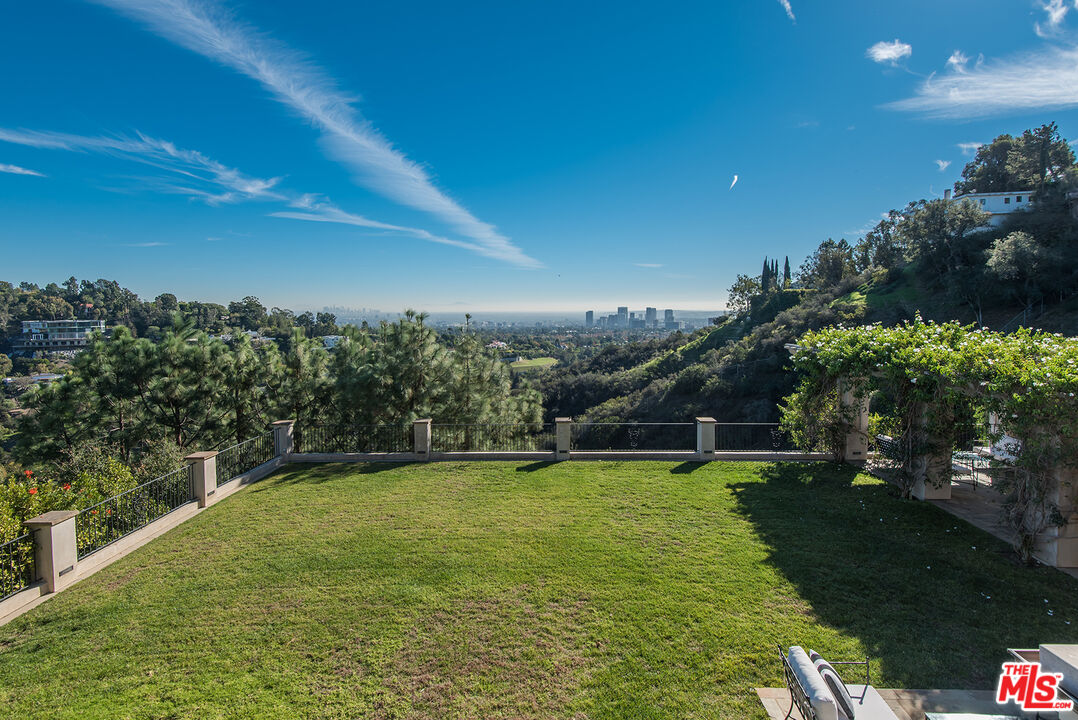 980 Stradella Road Los Angeles, CA 90077 - Photo 30 of 40 a view of a green field