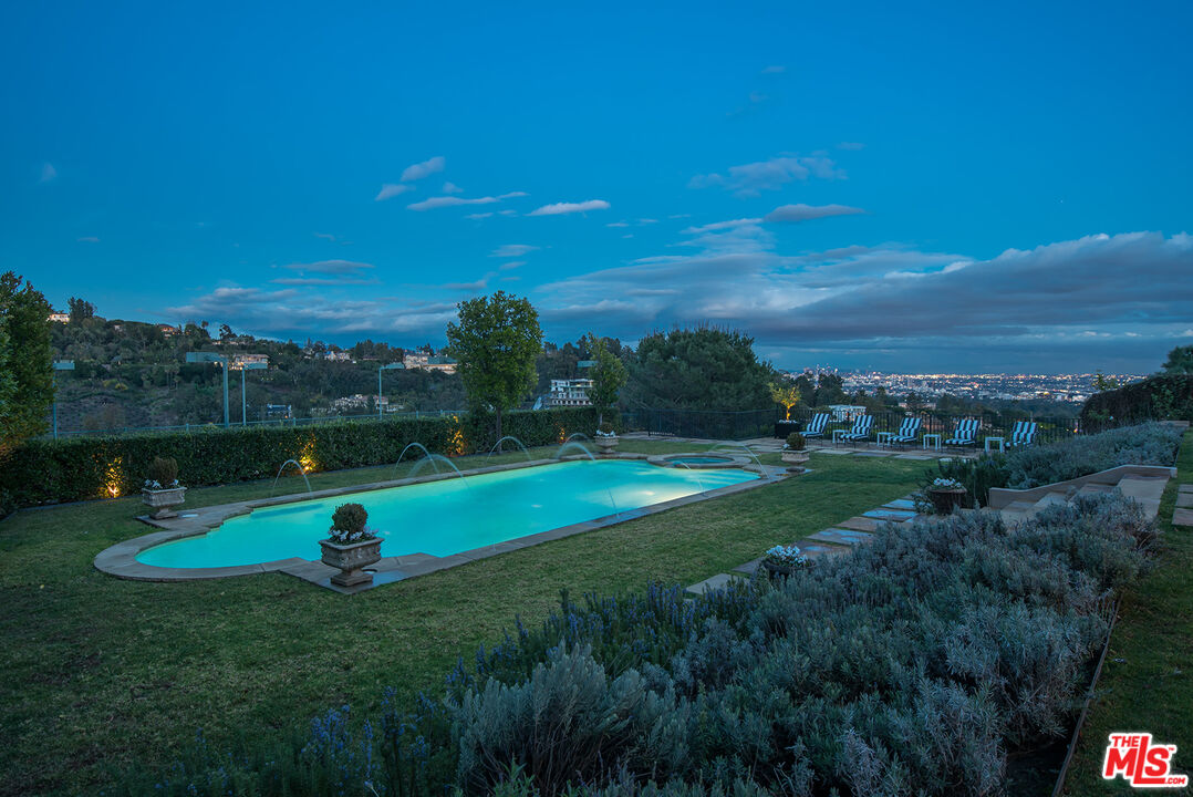 980 Stradella Road Los Angeles, CA 90077 - Photo 38 of 40 a view of a big yard with a house