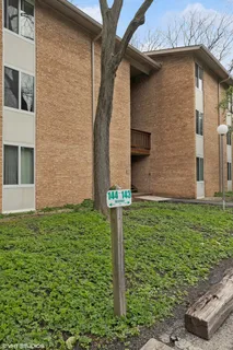 $185,000 | 5809 Oakwood Drive, Unit C, Lisle, IL 60532