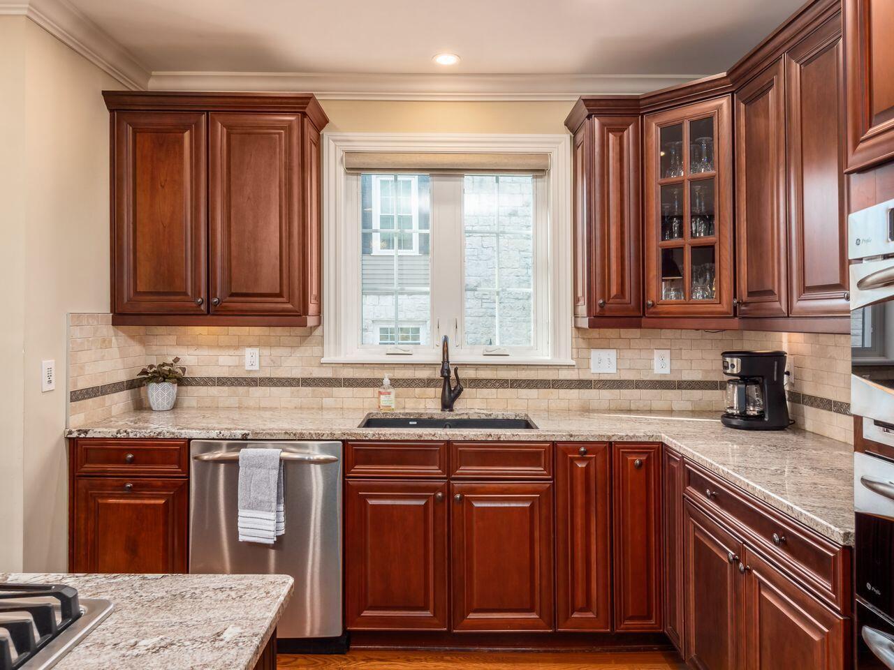 2079 Guilford Road Columbus, OH 43221 - Photo 20 of 81 Kitchen