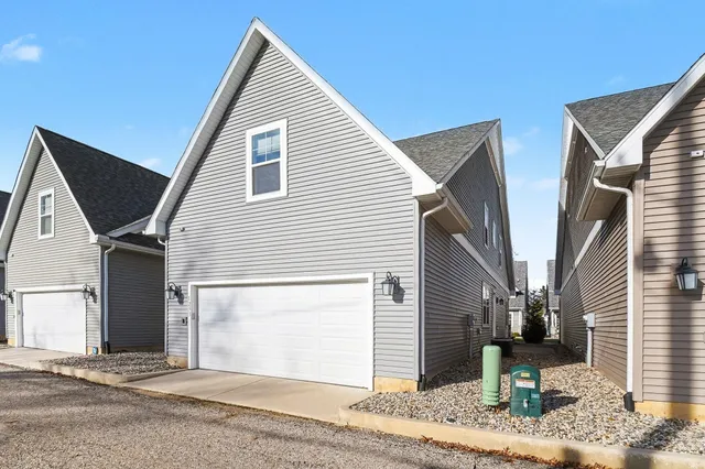 $795,000 | 1253 Echoes Circle, South Bend, IN 46617