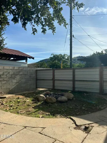 a view of a backyard