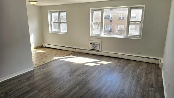 $1,495 | 2025 West Granville Avenue, Unit 305, Chicago, IL 60659