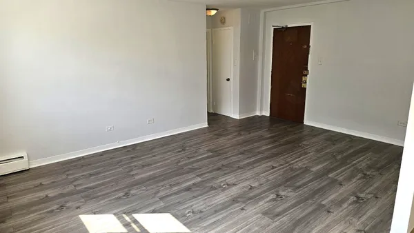$1,495 | 2025 West Granville Avenue, Unit 305, Chicago, IL 60659