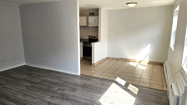 $1,495 | 2025 West Granville Avenue, Unit 305, Chicago, IL 60659