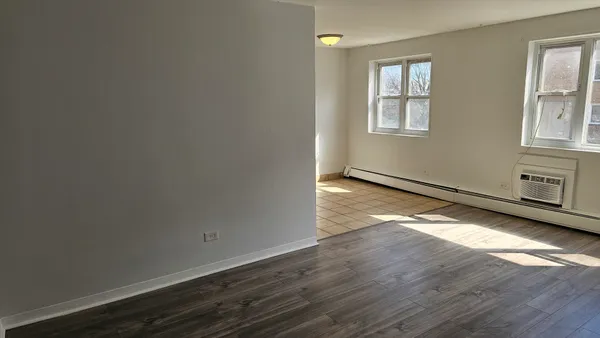$1,495 | 2025 West Granville Avenue, Unit 305, Chicago, IL 60659