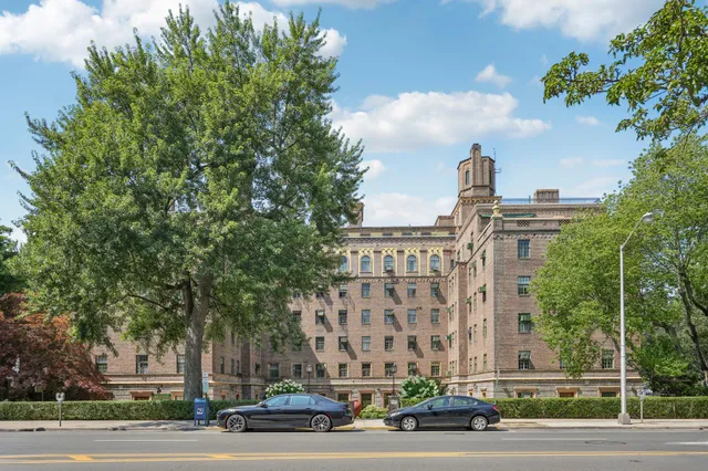 $388,800 | 160 Middle Neck Road, Unit 2C, Great Neck, NY 11021