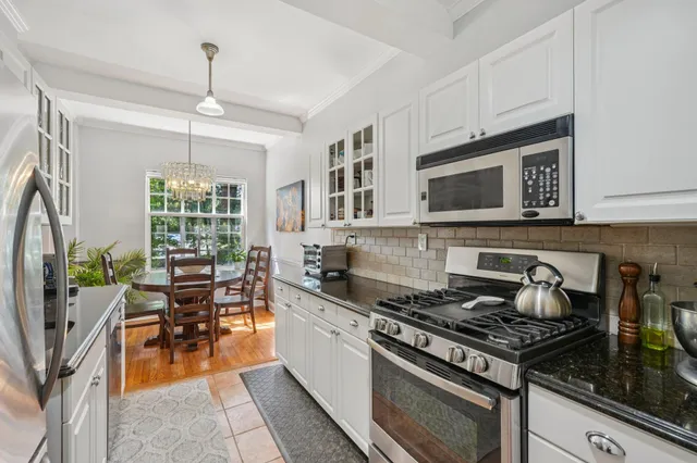 $388,800 | 160 Middle Neck Road, Unit 2C, Great Neck, NY 11021