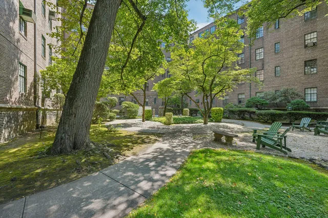 $388,800 | 160 Middle Neck Road, Unit 2C, Great Neck, NY 11021