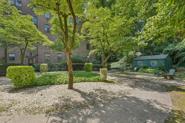 $388,800 | 160 Middle Neck Road, Unit 2C, Great Neck, NY 11021