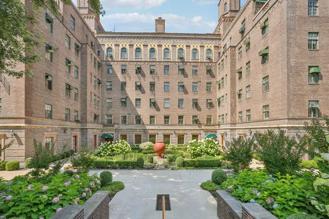 $388,800 | 160 Middle Neck Road, Unit 2C, Great Neck, NY 11021