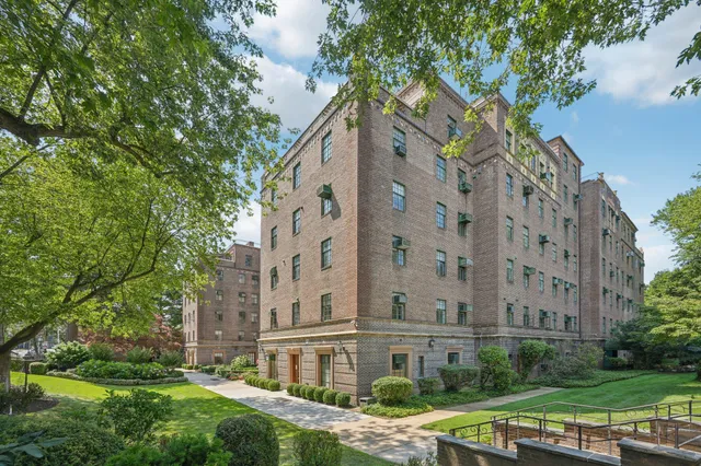 $388,800 | 160 Middle Neck Road, Unit 2C, Great Neck, NY 11021