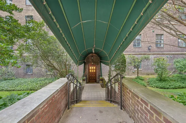 $388,800 | 160 Middle Neck Road, Unit 2C, Great Neck, NY 11021