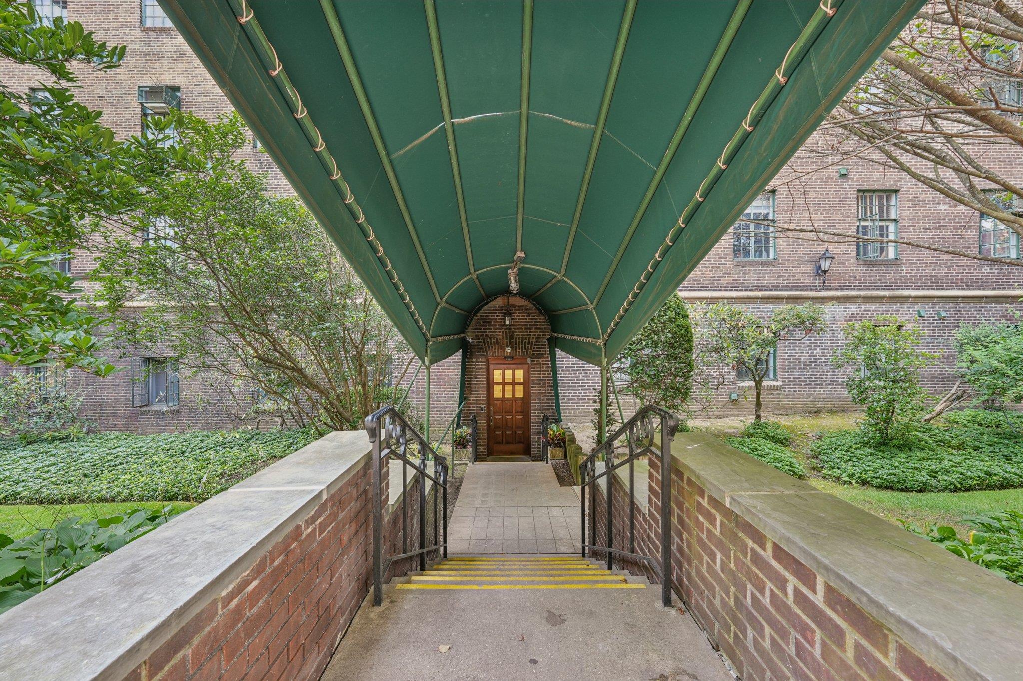 160 Middle Neck Road, Unit 2C Great Neck, NY 11021 - Photo 3 of 28