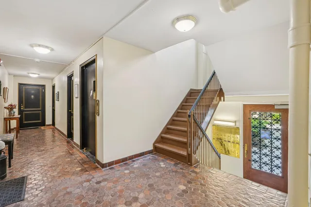 $388,800 | 160 Middle Neck Road, Unit 2C, Great Neck, NY 11021