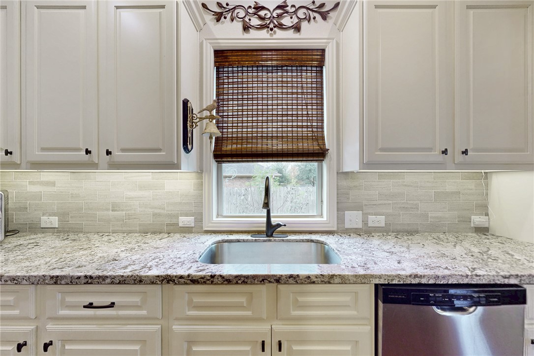 3317 Fiddlers Green Bryan, TX 77808 - Photo 10 of 39 Light Granite Countertops, Stainless Appliances, White Kent Moore Cabinets with Soft Close Doors and Drawers