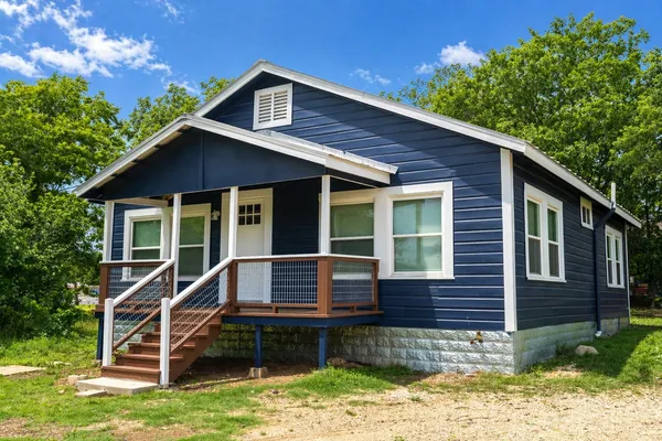 $1,500 | 329 Flores Street, Lockhart, TX 78644