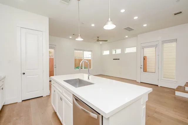 $2,095 | 310 Cyclamen Street, Houston, TX 77018