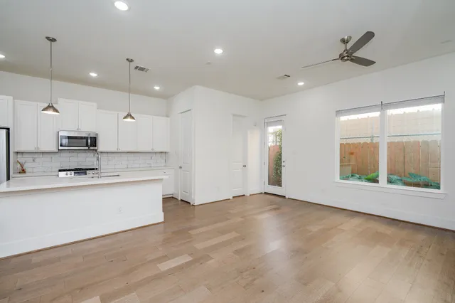 $2,095 | 310 Cyclamen Street, Houston, TX 77018
