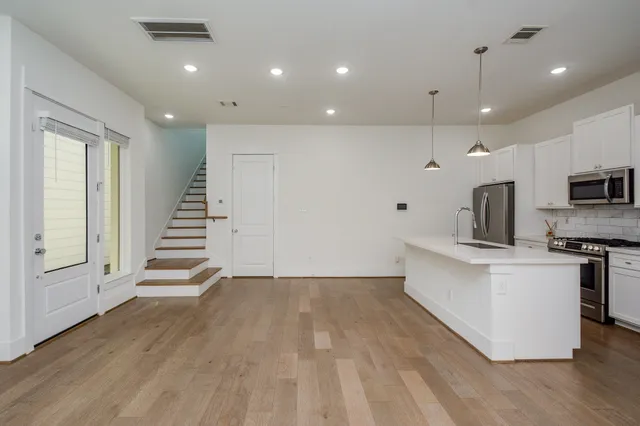 $2,095 | 310 Cyclamen Street, Houston, TX 77018