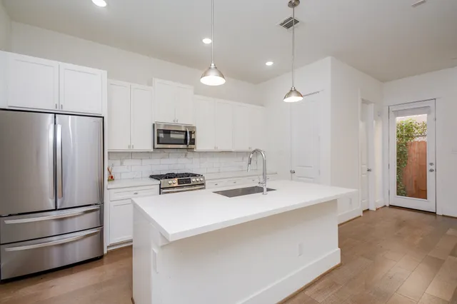 $2,095 | 310 Cyclamen Street, Houston, TX 77018
