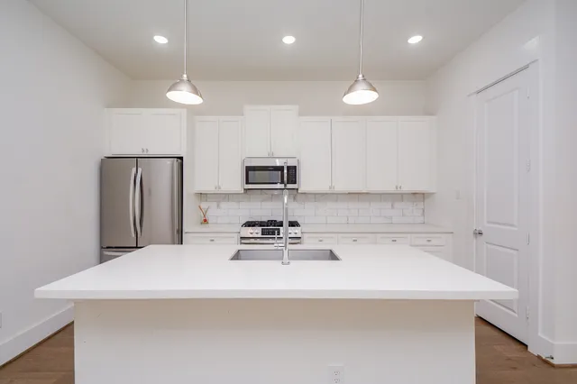 $2,095 | 310 Cyclamen Street, Houston, TX 77018