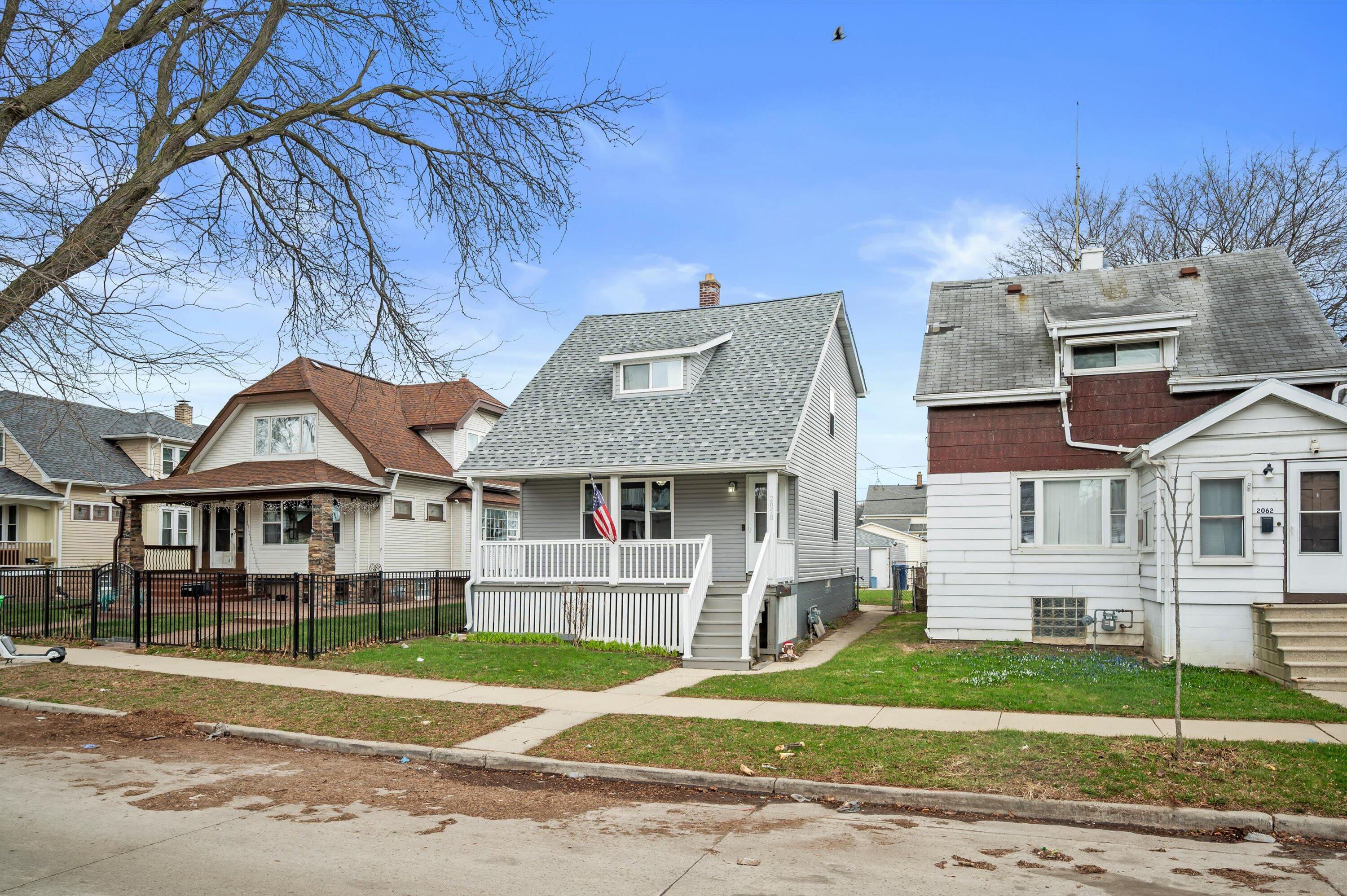 2058 South 36th Street Milwaukee, WI 53215 - Photo 2 of 28 03-Z62_8424