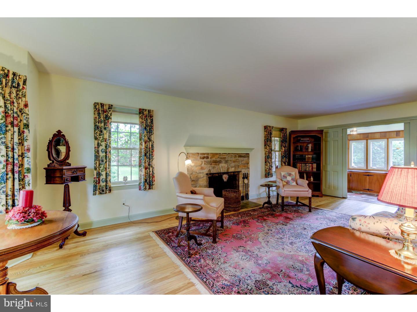 832 River Road Ewing, NJ 08628 - Photo 5 of 24 Living Room