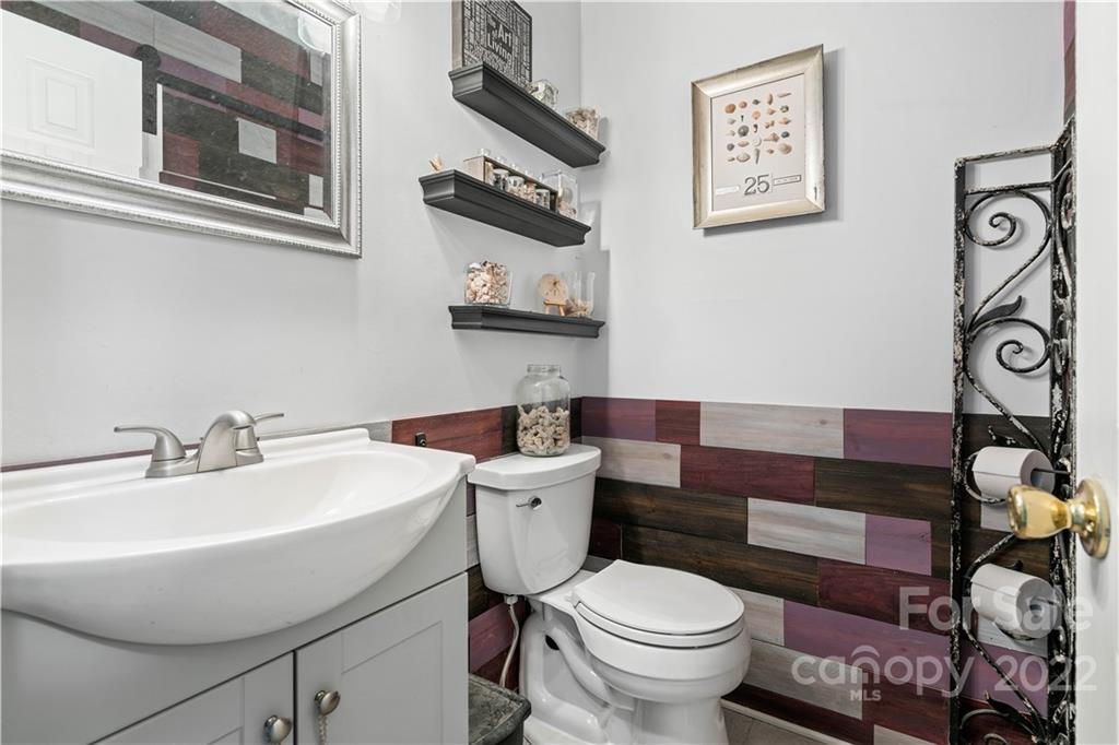 9907 Fairway Ridge Road Charlotte, NC 28277 - Photo 15 of 37 a bathroom with a toilet sink and mirror