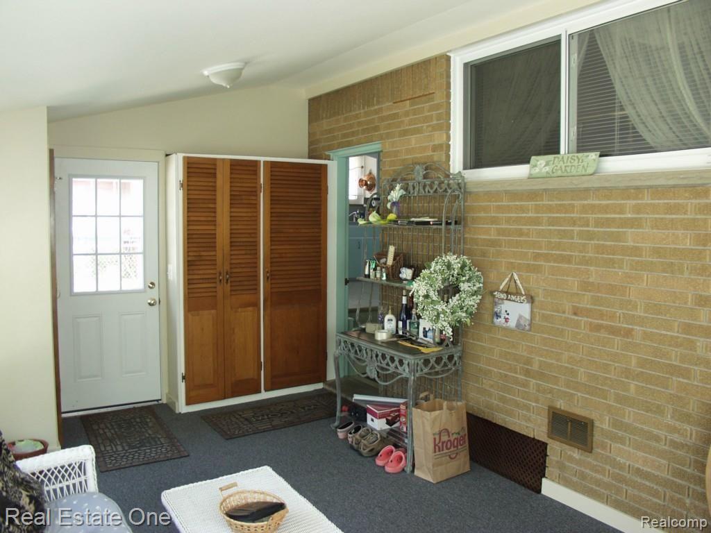 204 South Alice Avenue Rochester, MI 48307 - Photo 23 of 27 Three Season Room / Closet / Entry