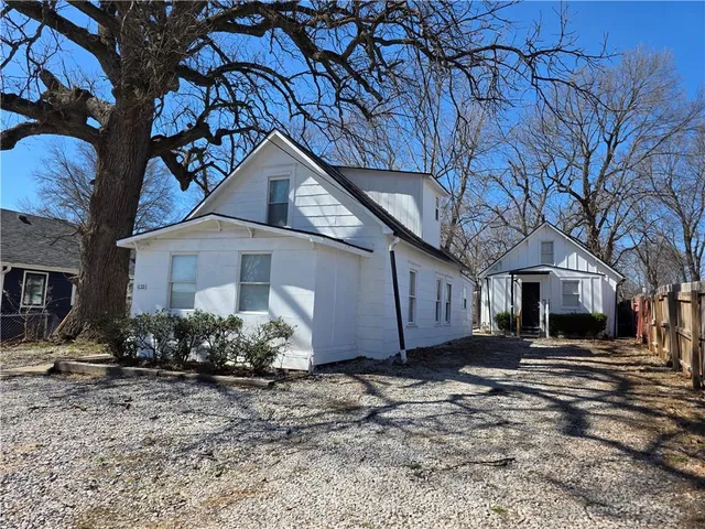 $222,000 | 1122 South Pearl Street, Independence, MO 64050