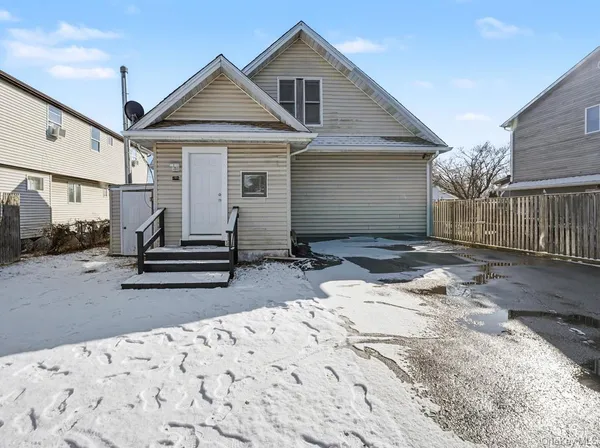 $1,795 | 7 South Atlantic Street, Unit 1REAR, Bay Shore, NY 11706