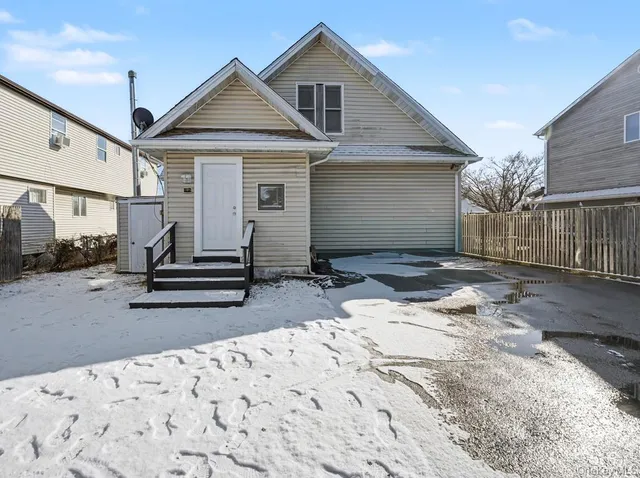 $1,795 | 7 South Atlantic Street, Unit 1REAR, Bay Shore, NY 11706