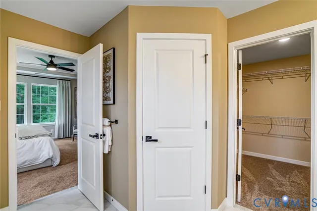 a sign that is sitting on a brick wall