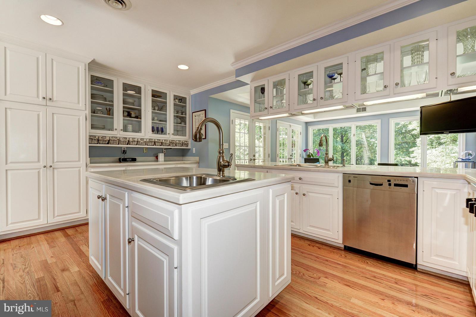 3176 Holmes Run Road Falls Church, VA 22042 - Photo 9 of 30 Kitchen