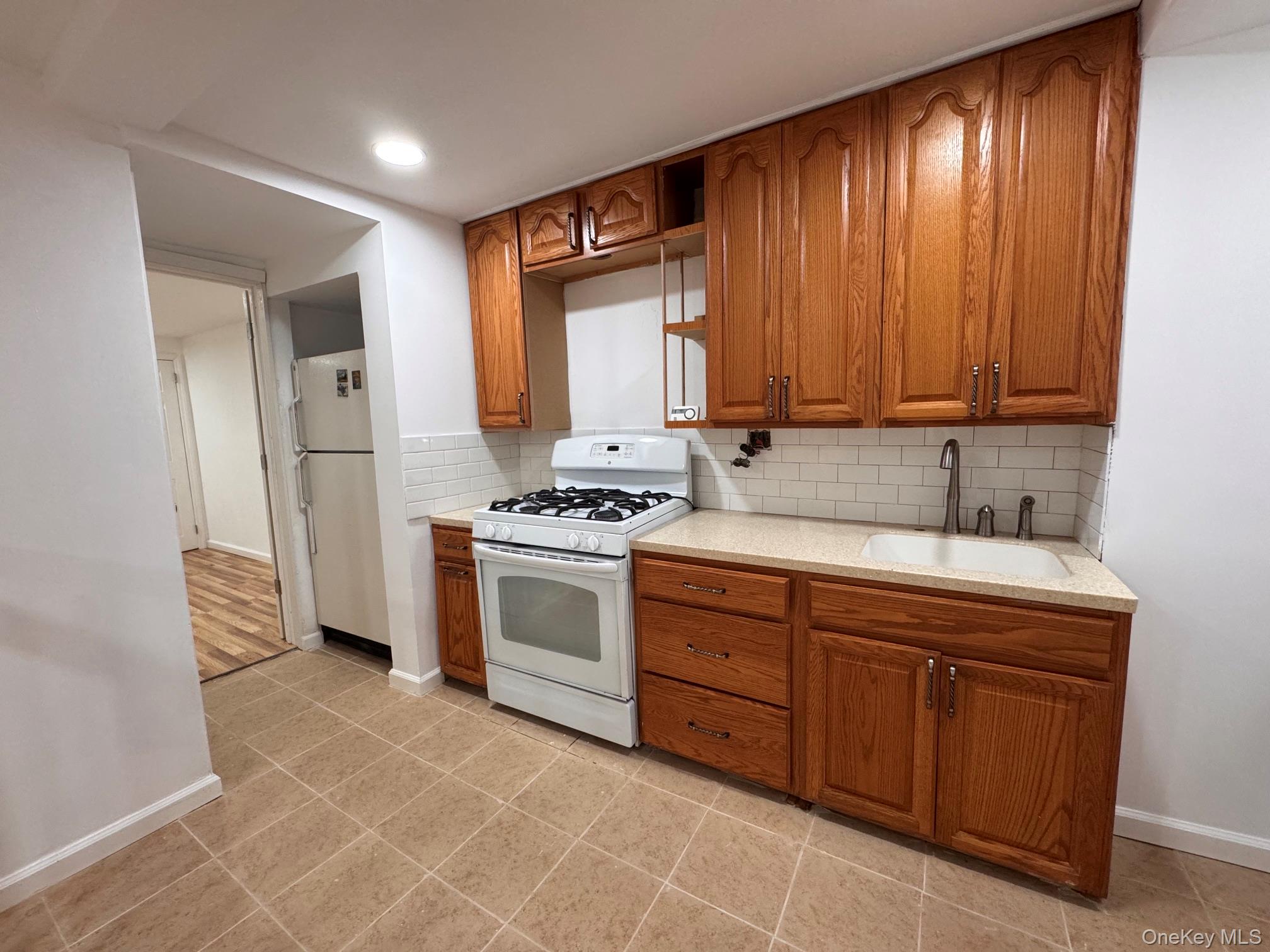 1245 Rhinelander Avenue Bronx, NY 10461 - Photo 5 of 8 Gallery Image 5