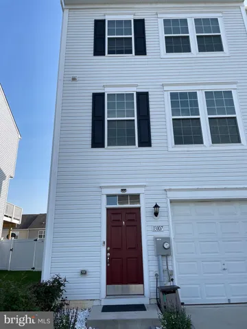 a view of a house with backyard and garden