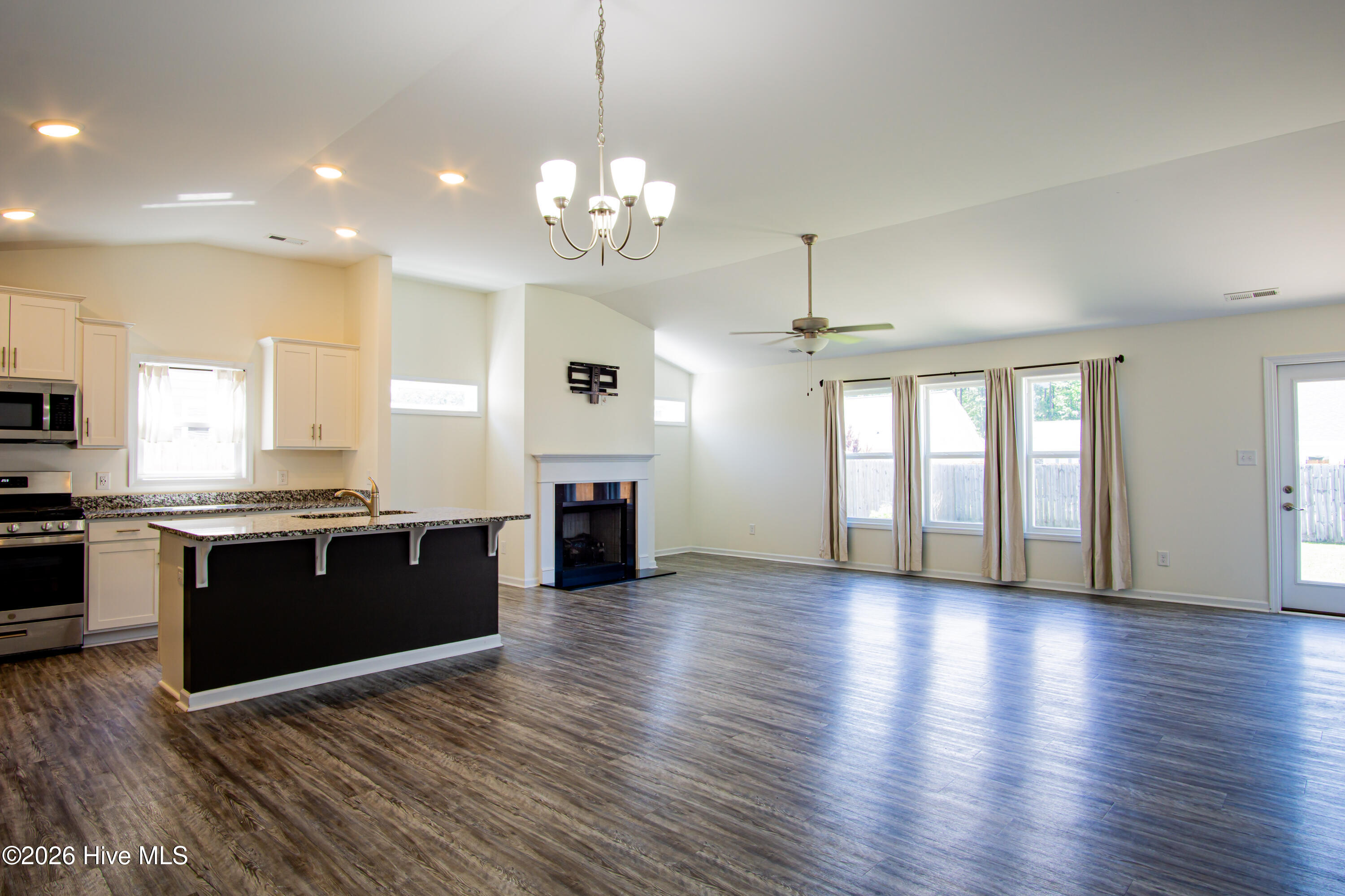 116 Station Yard Road New Bern, NC 28562 - Photo 5 of 31 Kitchen/Dining/Living room