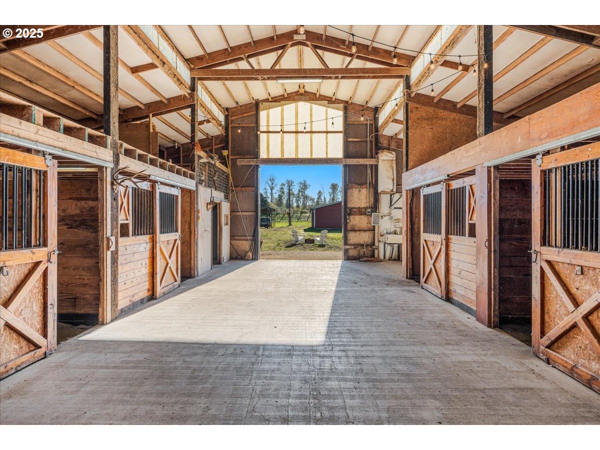 78527 Point Adams Road Clatskanie, OR 97016 - Photo 40 of 46 a view of a living room