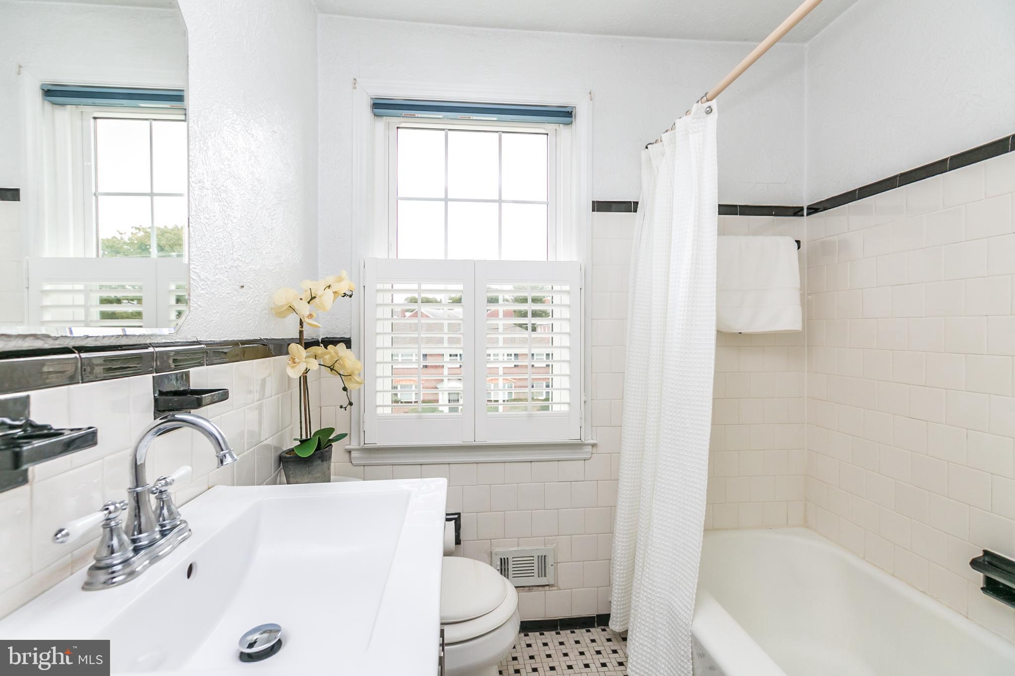 154 Dumbarton Road Baltimore, MD 21212 - Photo 27 of 36 Full bathroom with bathtub