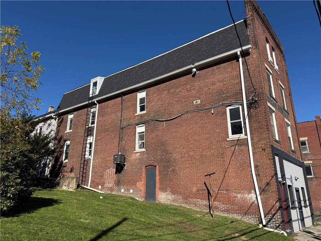 601 Kendall Avenue Lyndora, PA 16045 - Photo 4 of 50 a backyard of a house with lots of green space