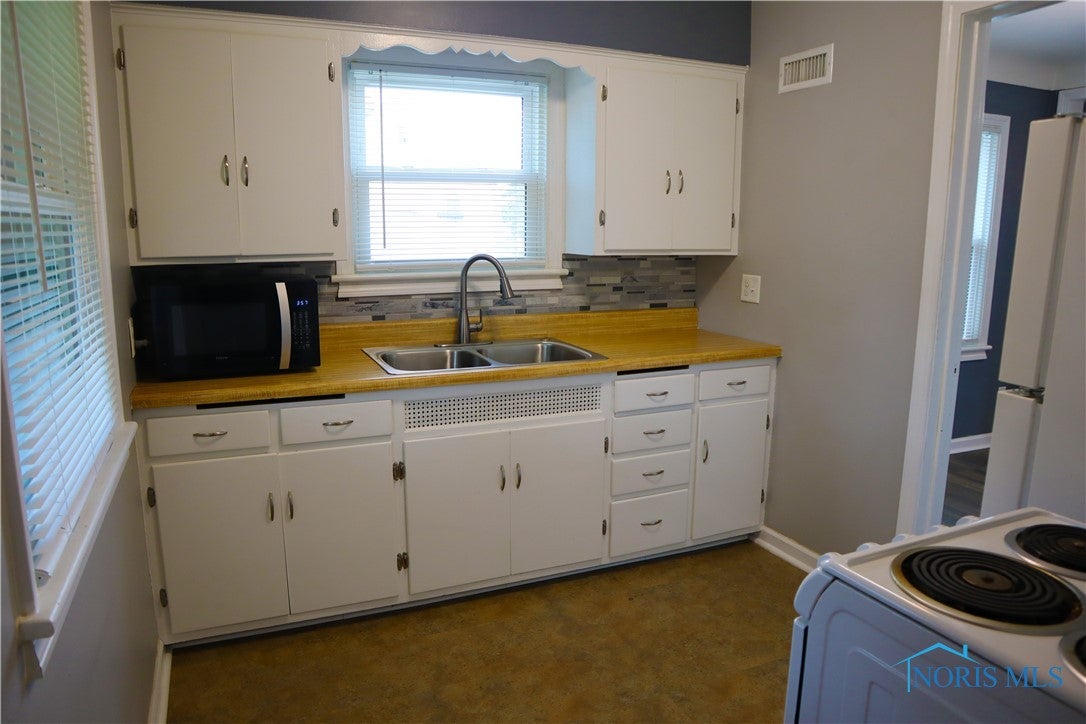 3437 Douglas Road Toledo, OH 43606 - Photo 11 of 27 Gallery Image 11
