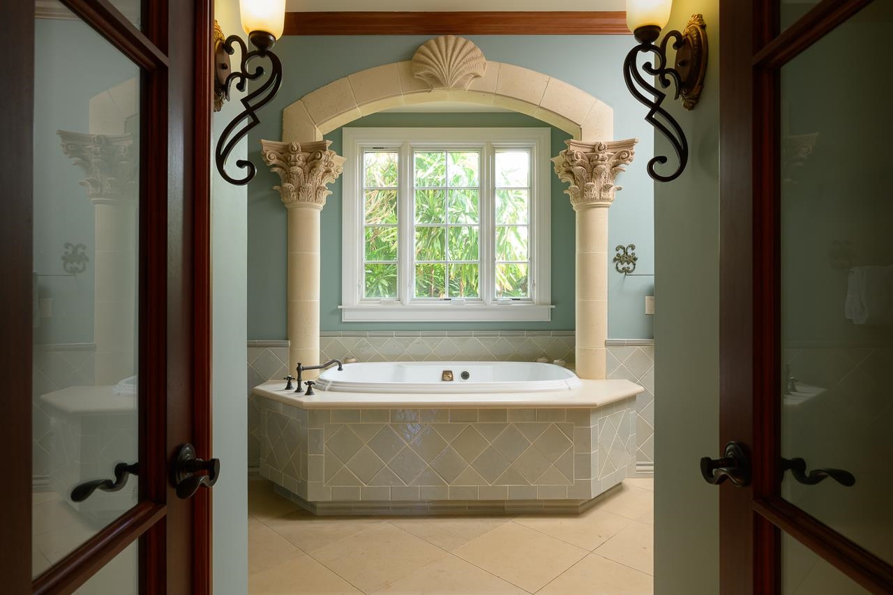 104 Anapuni Loop Lahaina, HI 96761 - Photo 34 of 45 a bathroom with a bathtub and a window